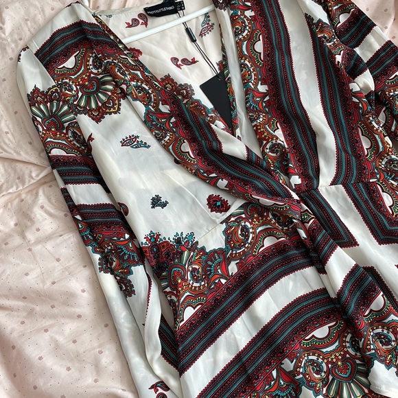PrettyLittleThing White Printed Mini Silky Long Sleeved Wrap Dress NWT Size 8🤍 - Picture 8 of 9